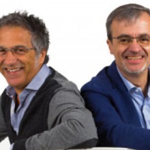 Italialaiset muotoilijat Baldanzi ja Novelli Sitlandin ja Bralcon istuinten takana
