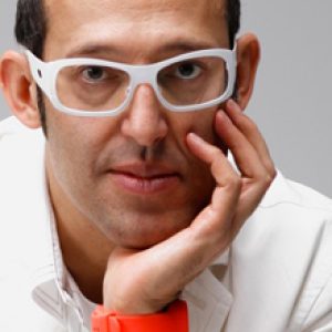Karim Rashid, valaisimien ja Zero-työpöydän suunnittelija