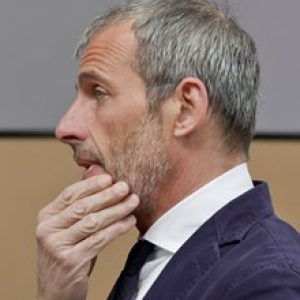 Progetto CMR, integroidun suunnittelun studio Milanosta — Las Mobilin Elite-työpöydän ja Lead-tuolin suunnittelija