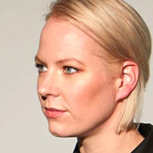 Sabine Marcelis, hollantilainen taiteilija ja muotoilija, värjätystä peilistä tehdyn teoksensa edessä