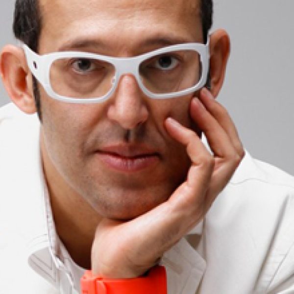 Karim Rashid, valaisimien ja Zero-työpöydän suunnittelija