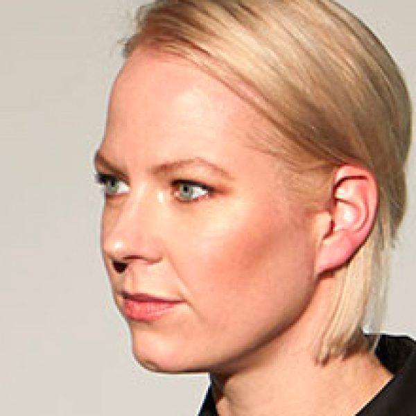 Sabine Marcelis, hollantilainen taiteilija ja muotoilija, värjätystä peilistä tehdyn teoksensa edessä