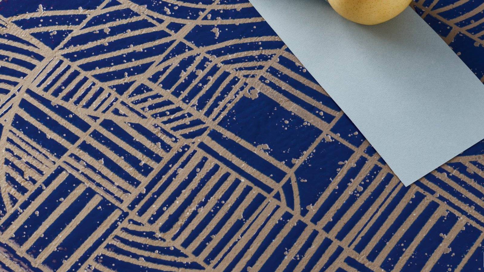 Yksityiskohta Materin kiiltoreliefista