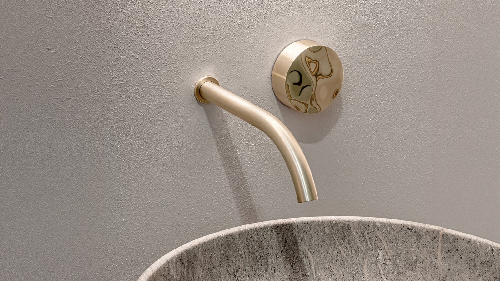 Kylpyhuone design Allure CEA Designilta ja kiillotettu kahva