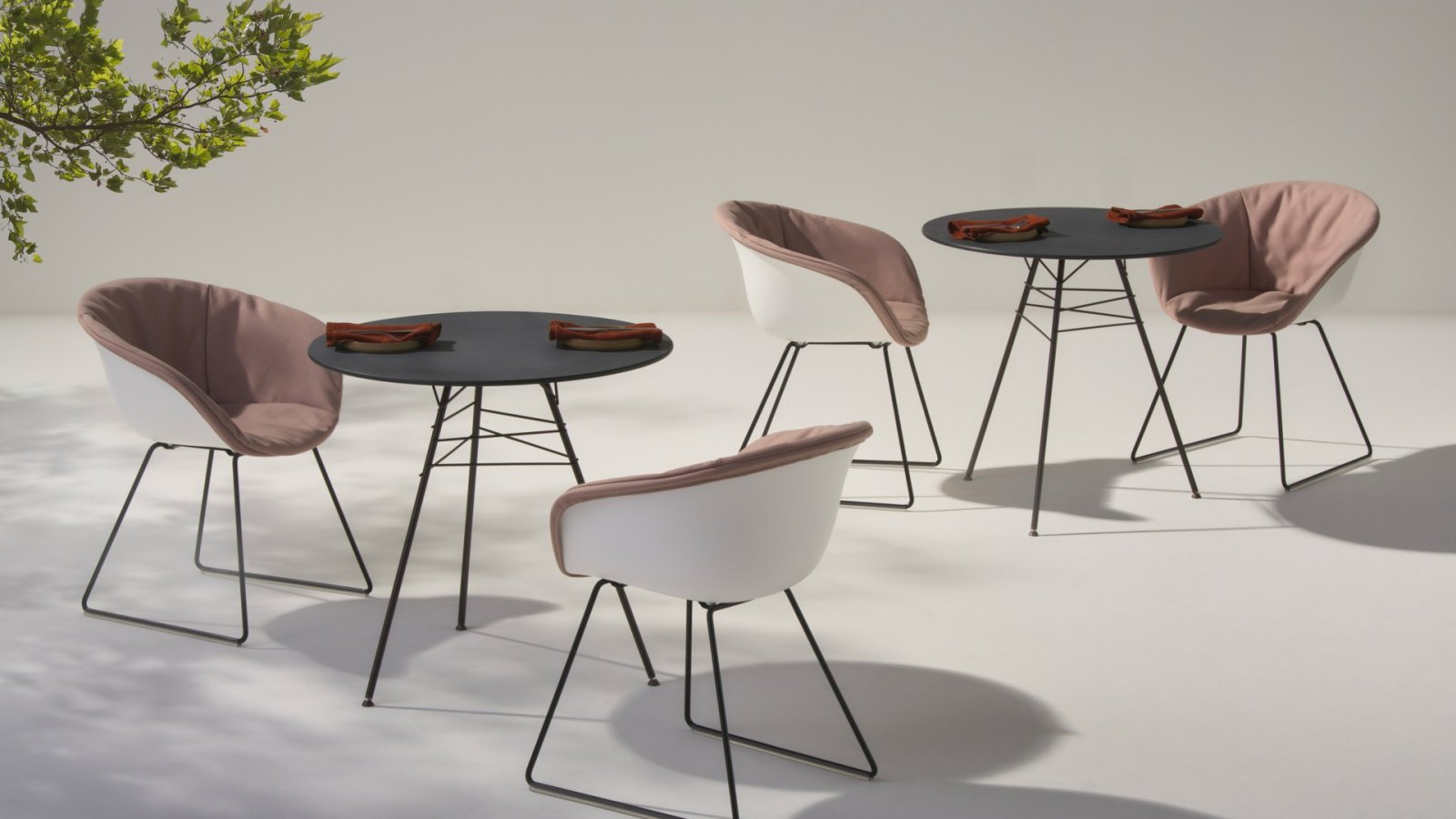 Leaf-designtuoli Arperilta, lehtiruotorakenne terästä, lounge-tilassa
