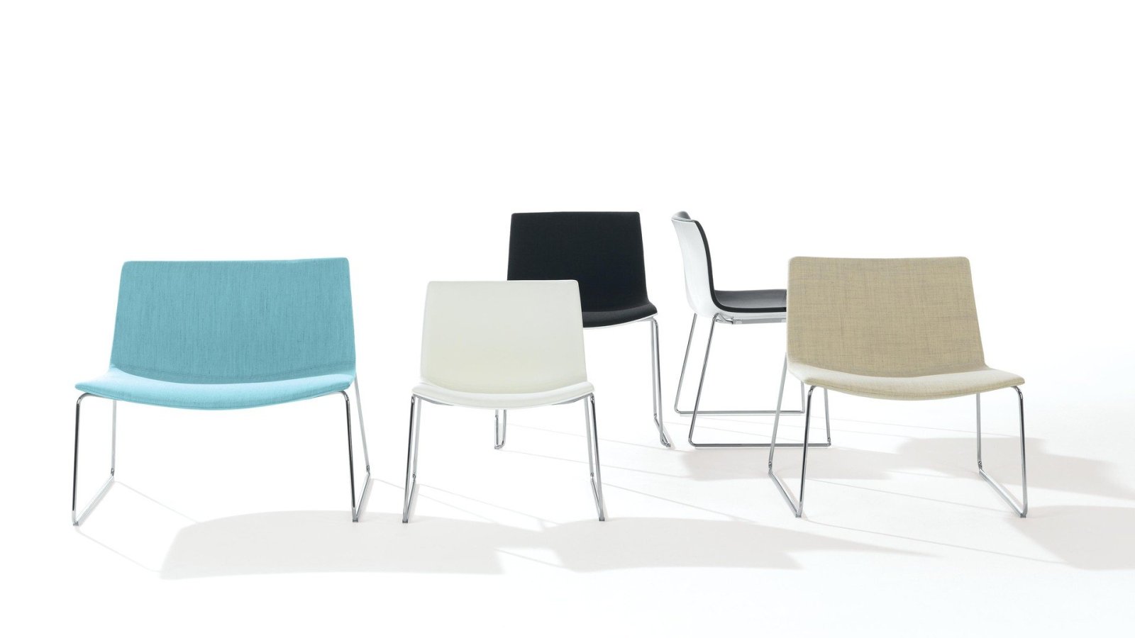 Design-tuoli Catifa 53 Arperilta lämpimän sävyisellä kuorella