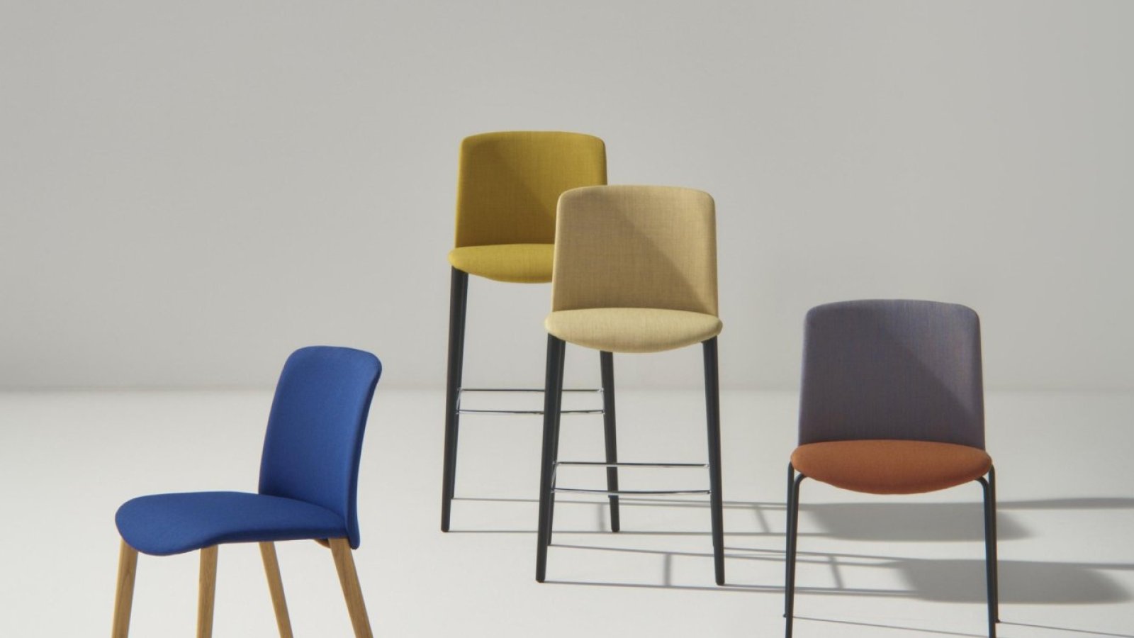 Mixu-designtuoli Arperilta, istuin ja selkänoja eri materiaaleja, ruokailutilassa