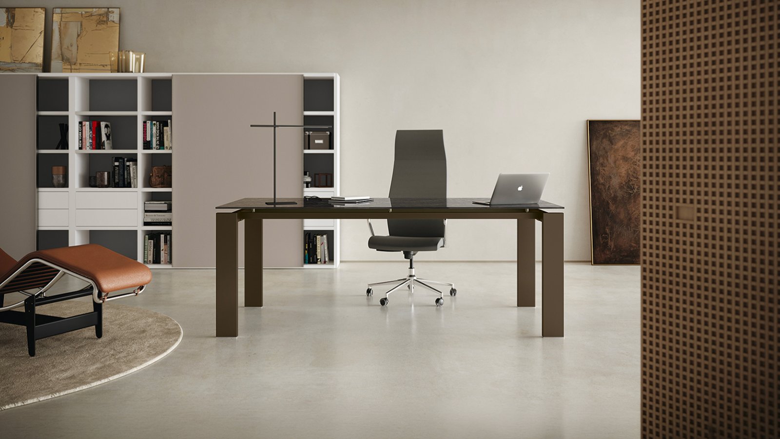 Johtajanpöytä GO Colombini Officelta melamiinituilla