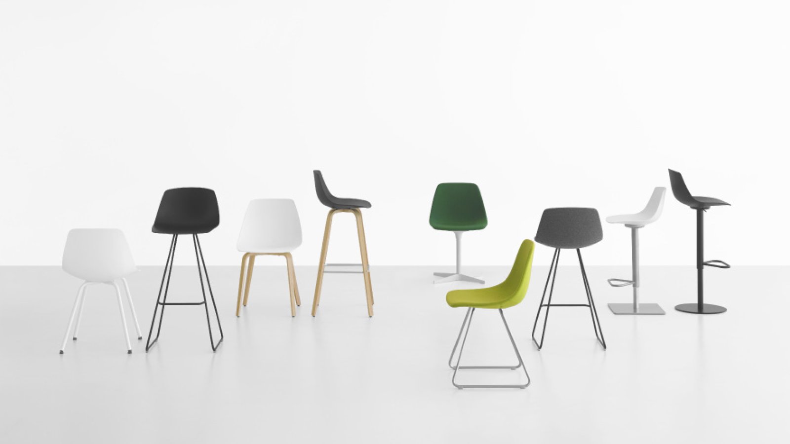 Design-jakkara Miunn Lapalmalta taivutetulla puuistuimella