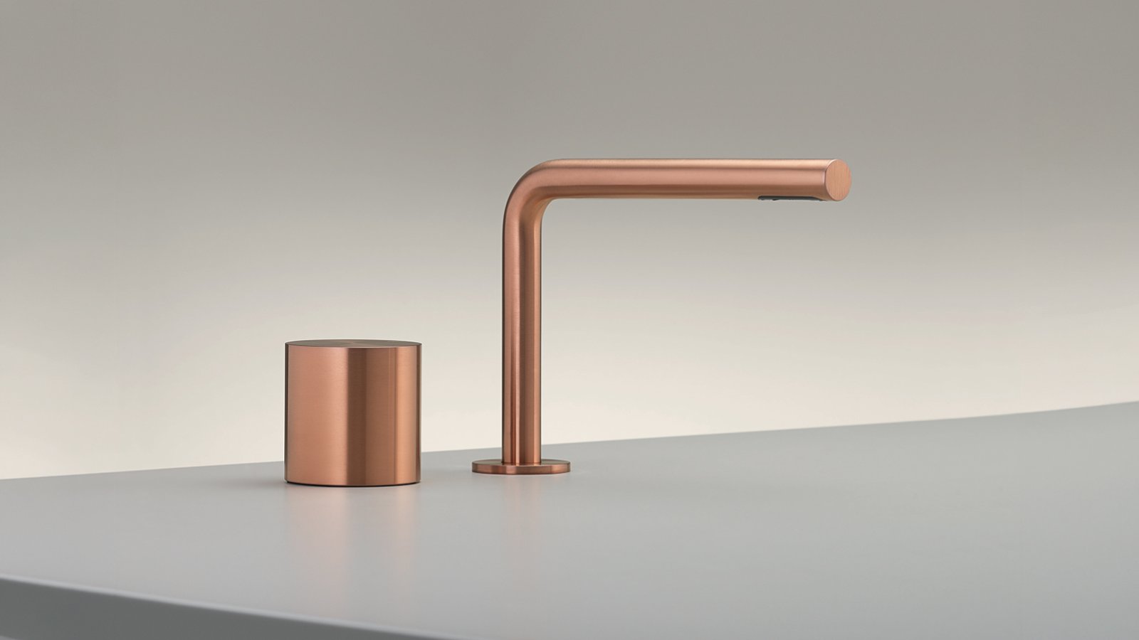 Opus kaksireikäinen progressiivinen sekoittaja kääntyvällä juoksuputkella Copper-satinoituna