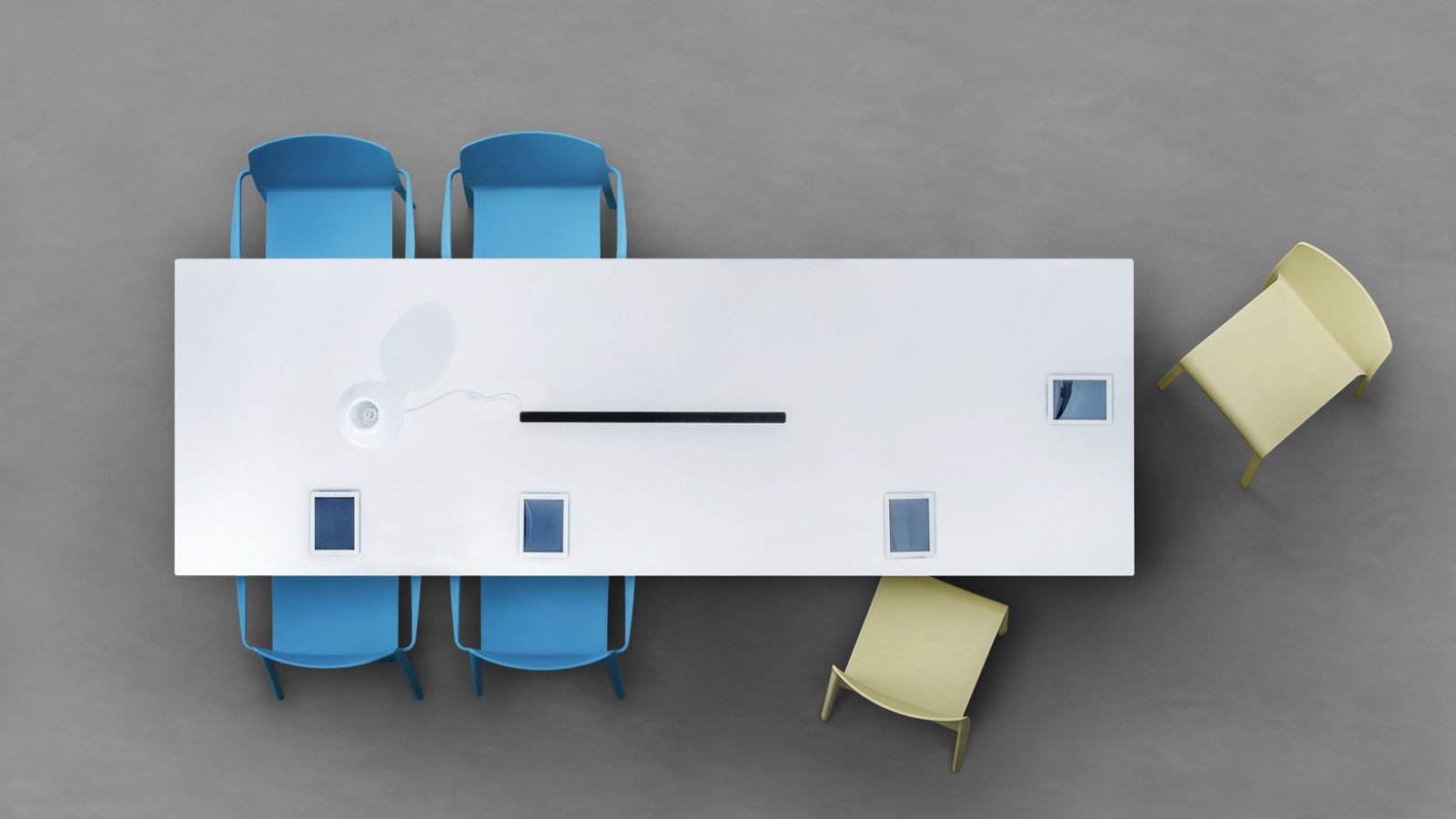 Pieni pyöreä neuvottelupöytä Arki-Table ARKW5/2 tammipukeilla, Pedrali