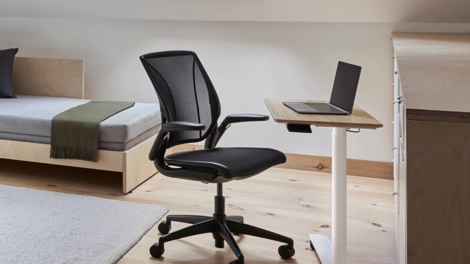 Ergonominen työtuoli World LM Humanscalelta verkkoistuimella