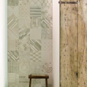 Patchwork-seinae Azulej Grigio combination laatoista Mutina