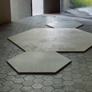 Vastaanotto Déchirer-lattialla betonivaikutelmalla