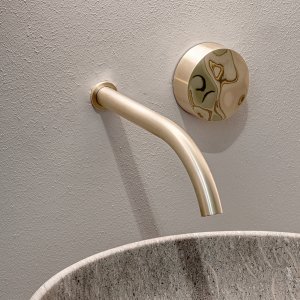 Kylpyhuone design Allure CEA Designilta ja kiillotettu kahva