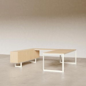 Seinään ripustettu 240 cm leveä Ellan-hylly valkoisella taustalla