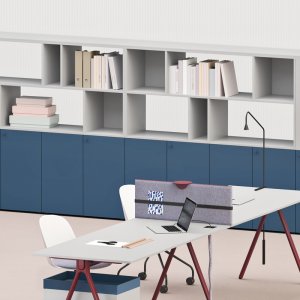 Archiutti Lay -kirjahylly penkillä avohyllyin ja saranaovin