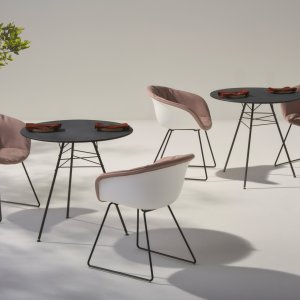 Leaf-designtuoli Arperilta, lehtiruotorakenne terästä, lounge-tilassa