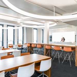 Palkittuja designtuoleja Catifa 53 neuvottelupöydän ympärillä