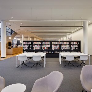Nuur-pöydän alapuoli: siteet jalkojen välissä