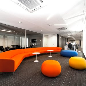 Kolmen istuttava Loop-sohva hotellin loungessa