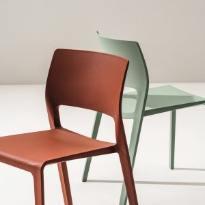 Design-tuoli Juno 02 ruosteen sävyssä