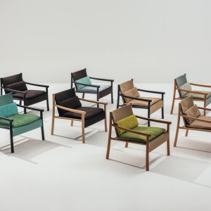 Kata Chair yhteistyöpöydän ympärillä