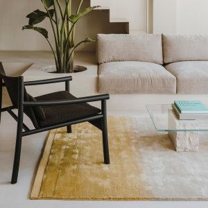 Kata Lounge matalan pöydän vieressä