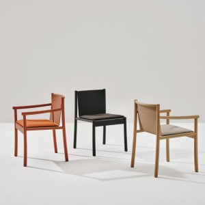 Kata Chair käsinojilla odotustilassa