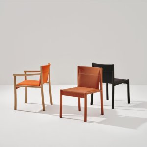Kata Chair ilman käsinojia tiskin äärellä