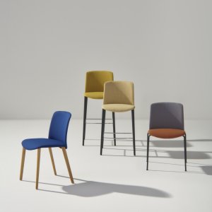 Mixu-designtuoli Arperilta, istuin ja selkänoja eri materiaaleja, ruokailutilassa