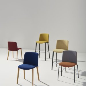 Täysin verhoiltu Mixu-designtuoli Arperilta hotellin loungessa