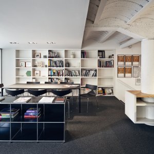 Kaapelikaukalo asennettu Nuur Office -pöydän alle