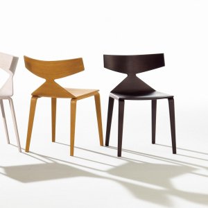 Design-tuoli Saya Arperilta tammiviilukuorella ruokailutilassa