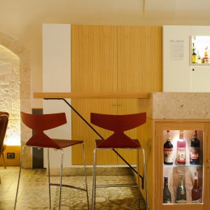Designtuoleja Arperilta: Saya ravintolasalissa
