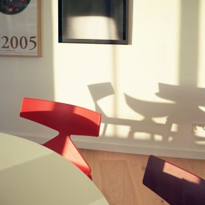 Nahkatyyny asennettuna Arper Saya -tuolin istuimeen
