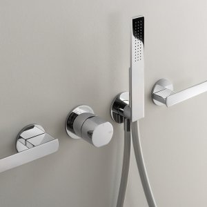 Ayla Cea Design, kolmen reiän ryhmä satinoitua terästä pesualtaalla