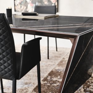 Titanium-sävyinen jalka design-työpöydässä Nasdaq