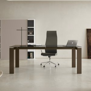 GO Colombini Office johtajanpöytä johdon työhuoneessa