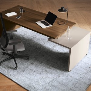 Tasosta erotettu takapaneeli GO Colombini Office -pöydässä