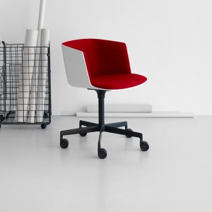 Tyylikkäitä Cut-tuoleja ravintolasalissa