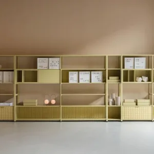 Elisa Ossinon Line System mustana harmaalla taustalla