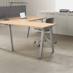 E-Place-neuvottelupöytä 300 x 120 kahdella pylväällä ja neliöjalalla