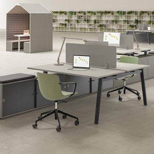 E-Place-penkkipöytä anodisoidulla alumiinikiskolla keskellä