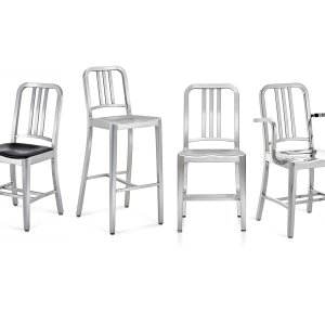 Design tuolit Navy 1006 Emecolta harjatusta alumiinista ruokapöydän ympärillä