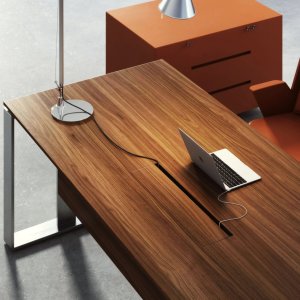 Modesty panel 11 cm paksuna Altagamma-pöydän kahden alumiinijalan välissä