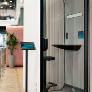 Ääntä vaimentavat PET-paneelit Framery One Compact kopissa