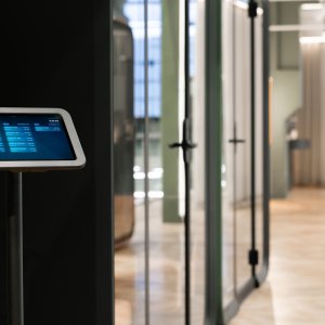 Framery One Lounge sisäänrakennetulla sohvalla