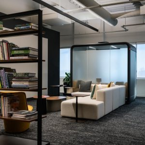 Tumma Framery Four työpisteiden vieressä