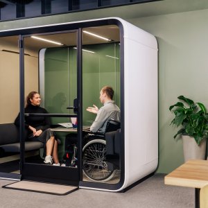 Pyörivä näyttövarsi Framery Four podin pöydänjalassa